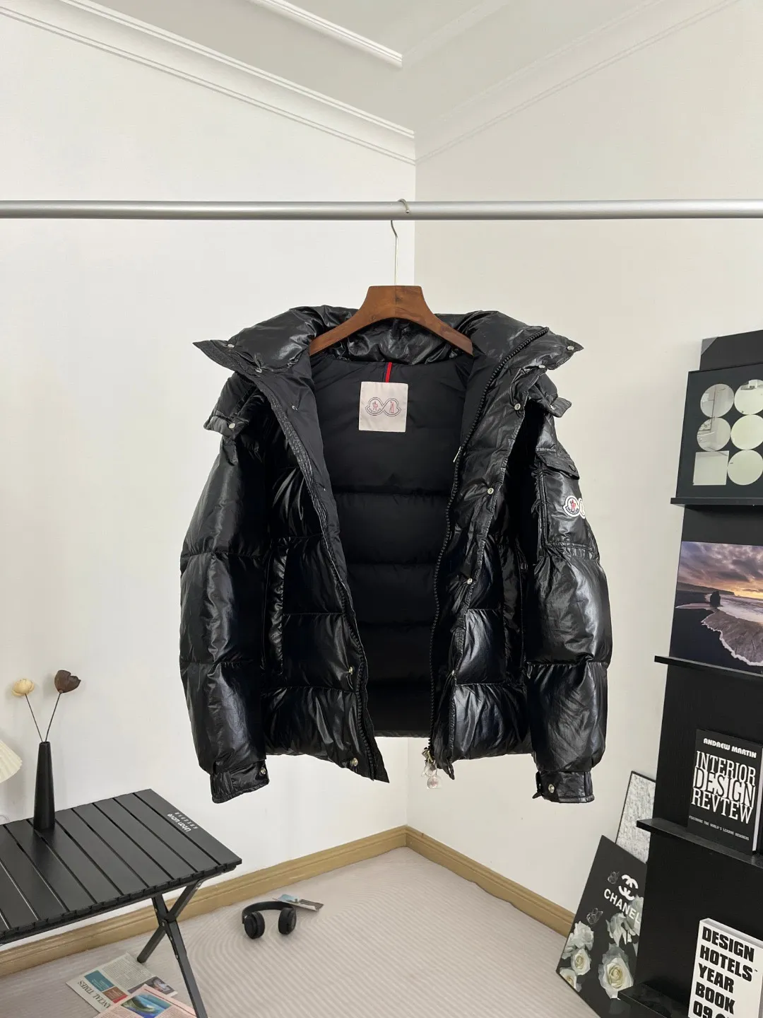 P390 Moncler/ 2026 70 、 。 DNA ， ， 。 Classic ， 、 。 Classic 70 。 Quality， 90 ，Premium Quality ， ，Black ！ Sizes M-3XL